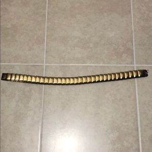 One size belt with gold details